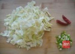 酸辣包菜的做法图解1