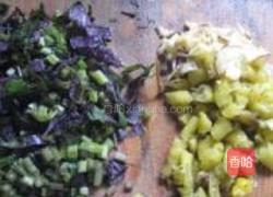 泡椒紫苏炒蚬子的做法图解2