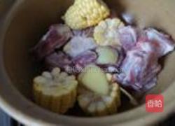 紫菜玉米排骨汤的做法图解2