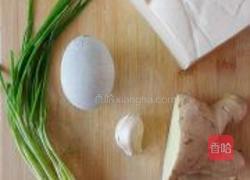 皮蛋香辣豆腐的做法图解1