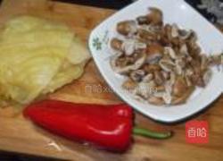 酸菜炒肥肠的做法图解1