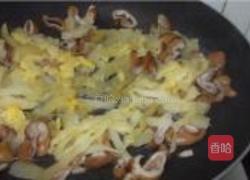 酸菜炒肥肠的做法图解4