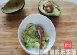 牛油果酱水果沙拉的做法图解2