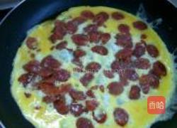 腊肠煎蛋的做法图解2