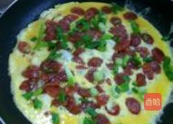 腊肠煎蛋的做法图解3