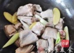 莲藕炖排骨的做法图解2