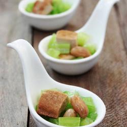 椒香豆干西芹的做法[图]