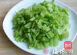 椒香豆干西芹的做法图解1