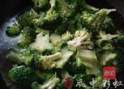 番茄炒西兰花的做法图解1