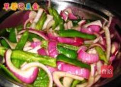黑椒味尖椒炒洋葱的做法图解1