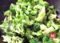 西兰花炒蟹味菇的做法图解4