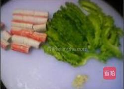 蟹肉棒炒苦瓜的做法图解1