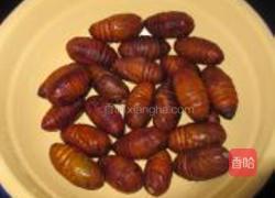 油炸蚕蛹的做法图解2