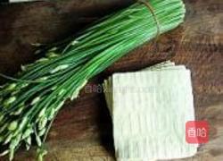 韭菜苔炒豆腐的做法图解1