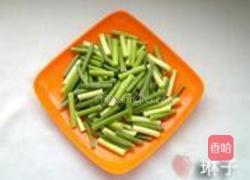 蒜薹香肠炒蛋的做法图解1