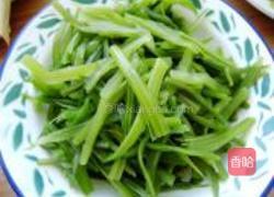 炒豆皮芹菜的做法图解1