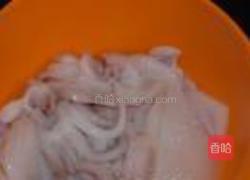 酸菜炒鱿鱼的做法图解1