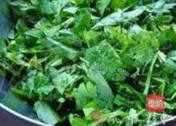粉蒸芹菜叶的做法图解1