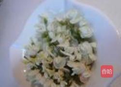 槐花饼的做法图解1