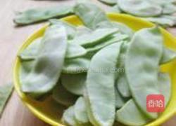 扁豆炒香肠}的做法图解1