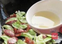 扁豆炒香肠}的做法图解8