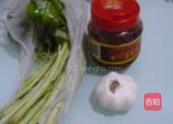 豆瓣酱炒空心菜的做法图解1