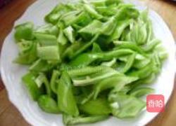 尖椒炒干豆腐的做法图解1