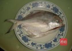 茄汁鲳鱼的做法图解1