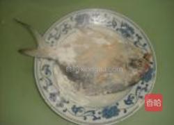 茄汁鲳鱼的做法图解2