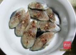 茄子啤酒炖鲅鱼的做法图解1