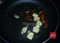 黑木耳炒鱿鱼的做法图解2