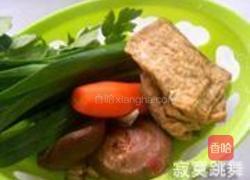 芹蒜香菇豆腐丝的做法图解1