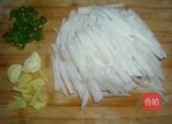白萝卜丝烧鲫鱼的做法图解3