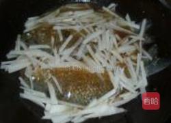 白萝卜丝烧鲫鱼的做法图解8