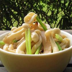 鲜菇芹菜鱿鱼丝的做法[图]