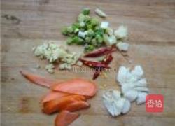 香肠炒包菜的做法图解1