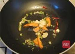 香肠炒包菜的做法图解4