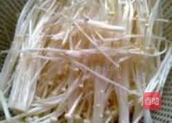 凉拌芹菜金针菇的做法图解1
