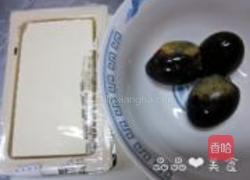 皮蛋豆腐的做法图解1