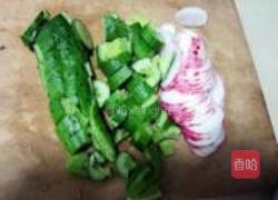 凉拌黄瓜水萝卜的做法图解2