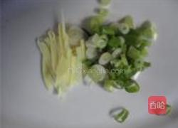 胡萝卜烧腊肉的做法图解1