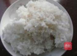 酱油鸡蛋炒饭的做法图解1