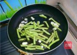 虾酱爆炒乌龟豆的做法图解3