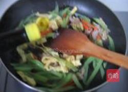 五彩莴笋丝的做法图解10