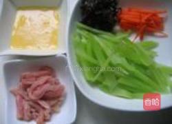 五彩莴笋丝的做法图解2