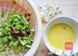 青椒炒鸡蛋黄的做法图解1