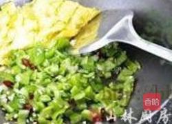青椒炒鸡蛋黄的做法图解3