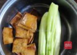 丝瓜炒茶干的做法图解1