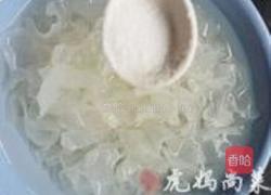 新莲子杏仁银耳粥的做法图解1