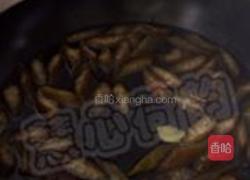 茼蒿拌黄金海茸条的做法图解3